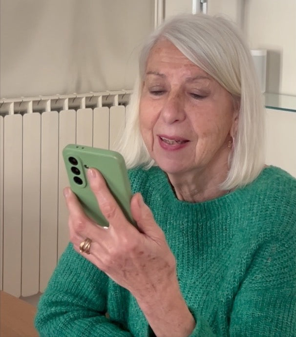 Une femme raconte son histoire en parlant à son téléphone